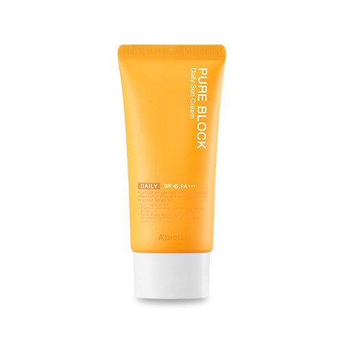 Flacon de la crème solaire A'pieu Pure Block Natural Daily Sun Cream sur fond blanc, illustrant sa texture légère et sa formulation naturelle. L'étiquette met en avant son SPF 50+ PA+++ et ses ingrédients apaisants tels que l'aloe vera.